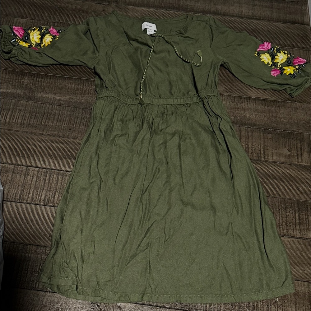 Girls.Green Dress with Floral Embroidery
